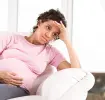 Frau mit Stimmungsschwankungen in der Schwangerschaft