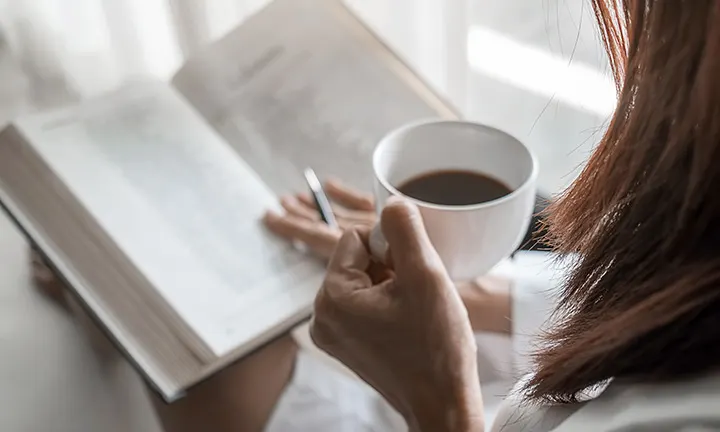 Mutter sucht Taufsprüche in der Bibel