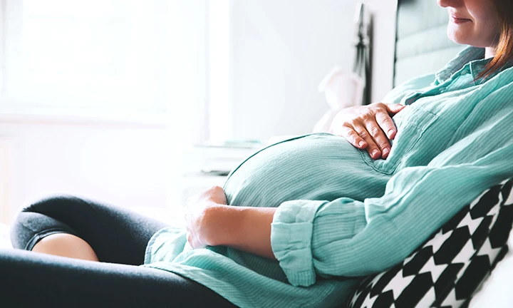 Schwangere Frau im Mutterschaftsurlaub