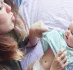Mutter spricht zu ihrem Baby