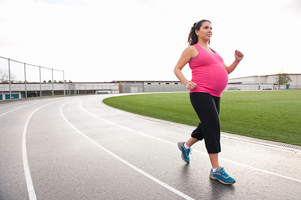 Schwangere frau joggt