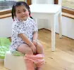 Kleinkind sitzt auf dem Töpfchen