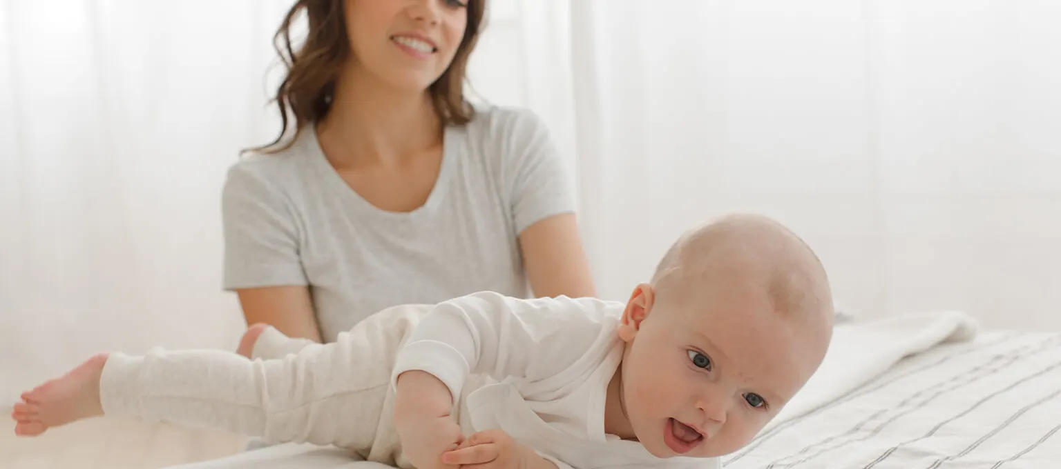 Baby Bauchlage: Ab wann auf dem Bauch liegen?