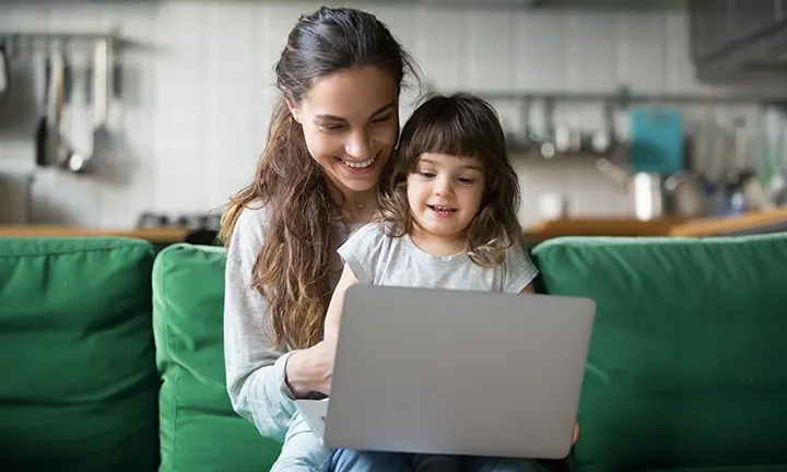 Mutter und Kind gemeinsam am Laptop