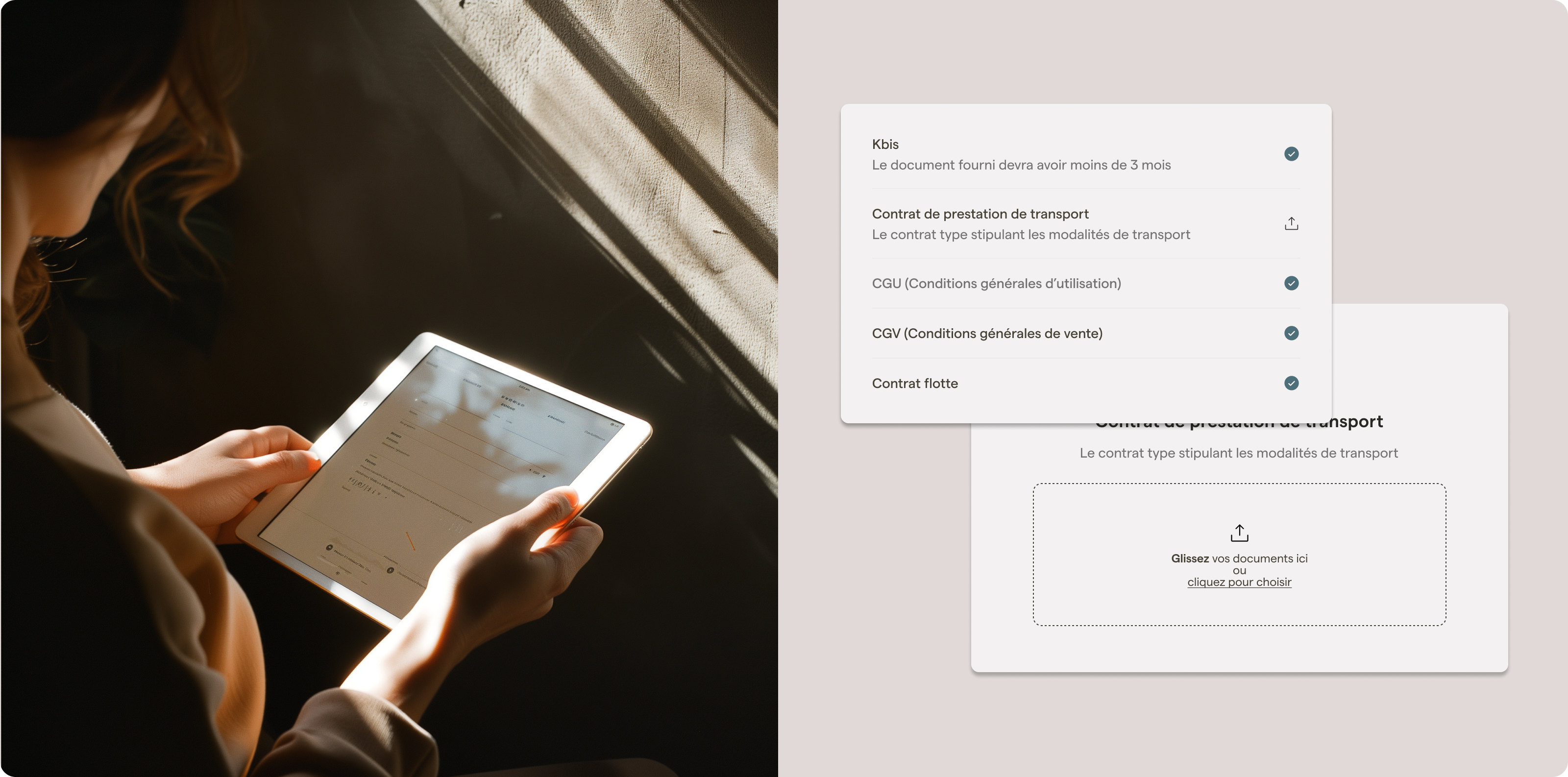 Une personne utilise une tablette pour naviguer sur une plateforme de collecte de documents, affichant des sections pour télécharger Kbis, contrat de prestation de transport, CGU, CGV, et contrat flotte.