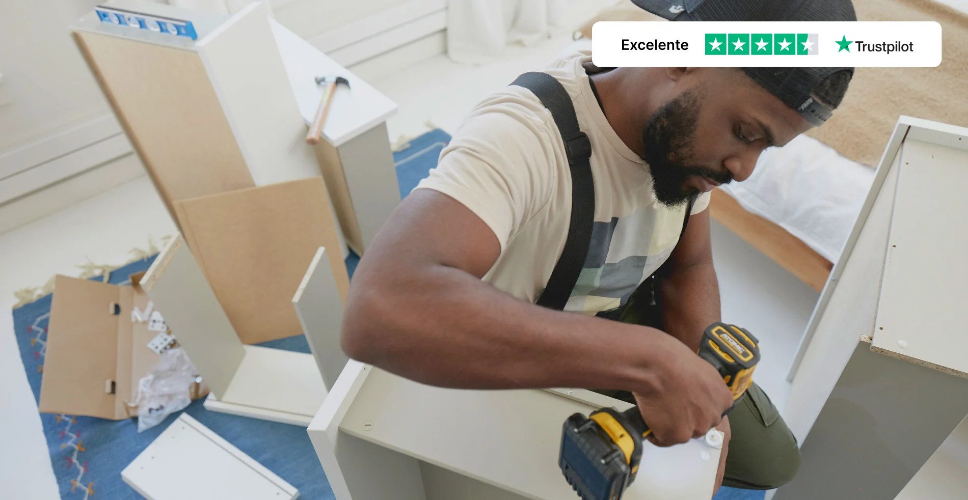 Imagen de un tasker montando muebles