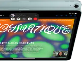 Un iPad Air dont la caméra 12MP Center Stage montre une personne qui utilise FaceTime, devant un autre iPad Air vu de dos pour montrer la caméra arrière