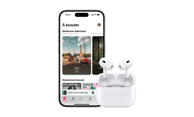 Avant du iPhone 15 montrant l’appli Apple Music près d’une paire d’écouteurs AirPods Pro (2e génération).