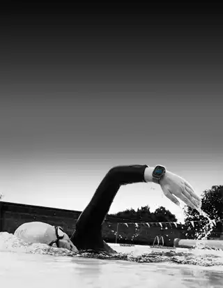 Swimmer tracks workout on Apple Watch Ultra 3