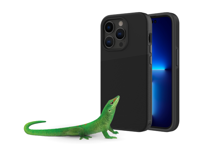 Un gecko vert avec vue avant et arrière d'un étui PROTech Plus noir d’Axessorize pour iPhone 14 Pro Max.