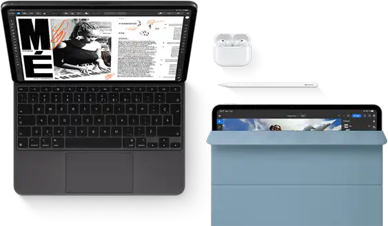 iPad Pro fixé à un Magic Keyboard, face avant, noir infini, coins arrondis, bordure d’écran noire, ouvert, écran montrant une app de révision d’article avec du texte et la photo d’une femme jouant de la musique, AirPods 4 dans un étui ouvert, couverture Smart Folio bleue sur un iPad Pro avec un Apple Pencil Pro déposé en haut de l’appareil, la couverture légèrement repliée montre l’écran