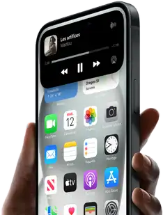 Un iPhone 15 dans une main; Dynamic Island affiche les informations d’un trajet de covoiturage.