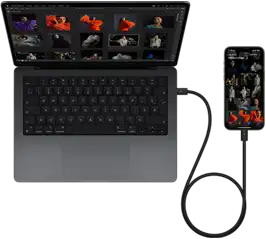 iPhone 15 Pro Max connecté à un MacBook Pro 14 pouces avec USB-C