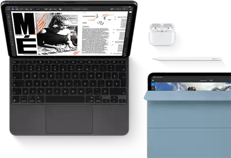 iPad Pro fixé à un Magic Keyboard, face avant, noir infini, coins arrondis, bordure d’écran noire, ouvert, écran montrant une app de révision d’article avec du texte et la photo d’une femme jouant de la musique, AirPods 4 dans un étui ouvert, couverture Smart Folio bleue sur un iPad Pro avec un Apple Pencil Pro déposé en haut de l’appareil, la couverture légèrement repliée montre l’écran