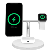 Un socle de recharge sans fil 3 en 1 de Belkin avec MagSafe recharge un iPhone, une montre Apple Watch et des écouteurs AirPods.