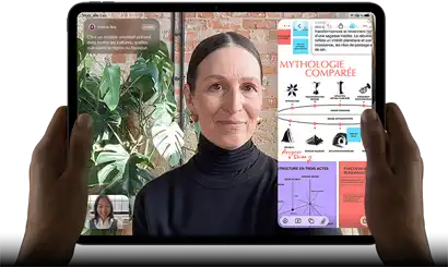 iPad Pro, face avant, orientation paysage, noir infini, coins arrondis, bordure d’écran noire, mains tenant les côtés gauche et droit, écran affichant une conversation FaceTime traduite en direct, et une app éducative montrant une présentation sur la "mythologie comparée" avec du texte, des diagrammes et des notes manuscrites