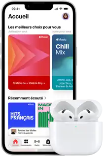 iPhone dix-sept-e, face avant, &eacute;cran d&rsquo;accueil avec l&rsquo;app Musique ouverte, &agrave; c&ocirc;t&eacute; d&rsquo;AirPods Pro 3 dans un &eacute;tui de recharge MagSafe ouvert