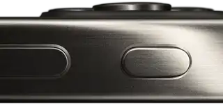 Vue latérale d’un iPhone 15 Pro en titane montrant un bouton de volume et le bouton Action