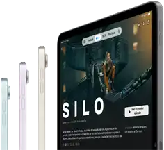 Vue latérale de trois iPad Air, un quatrième iPad Air affiche la série Silo d’Apple TV plus