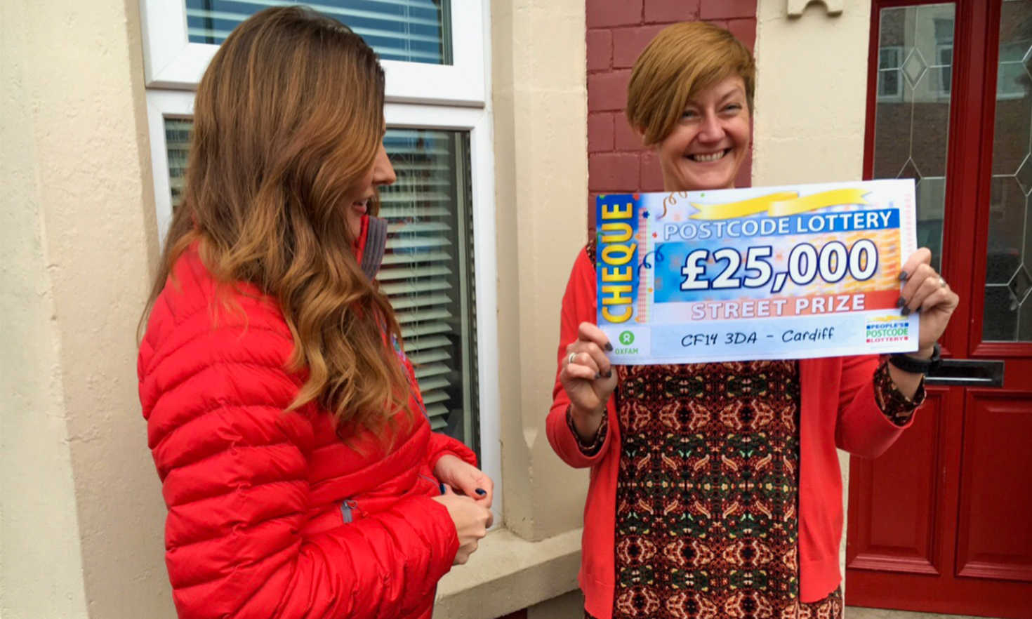 Lucky Kerry receiving her £25,000 cheque from Street Prize Presenter Judie McCourt