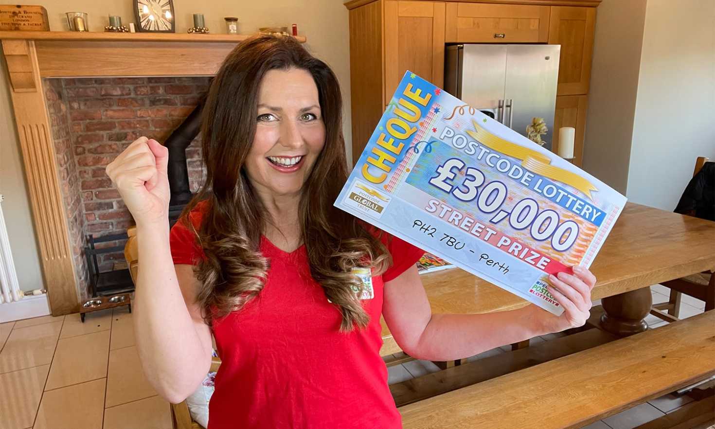 Judie reveals a fantastic Street Prize cheque for today's lucky winner