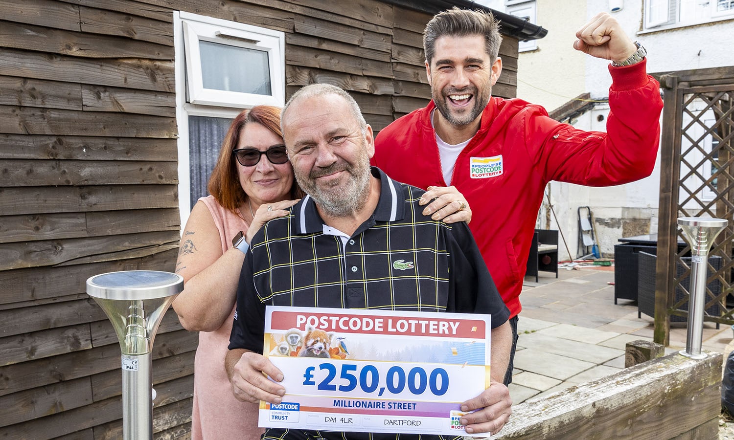 FEW BOB FOR THE BUILDER: Matt with winners Andy and Helen and their amazing cheque