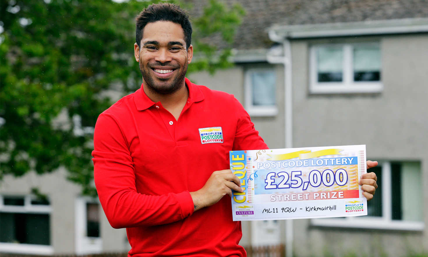 Street Prize Presenter Danyl Johnson with the winner's £25,000 cheque