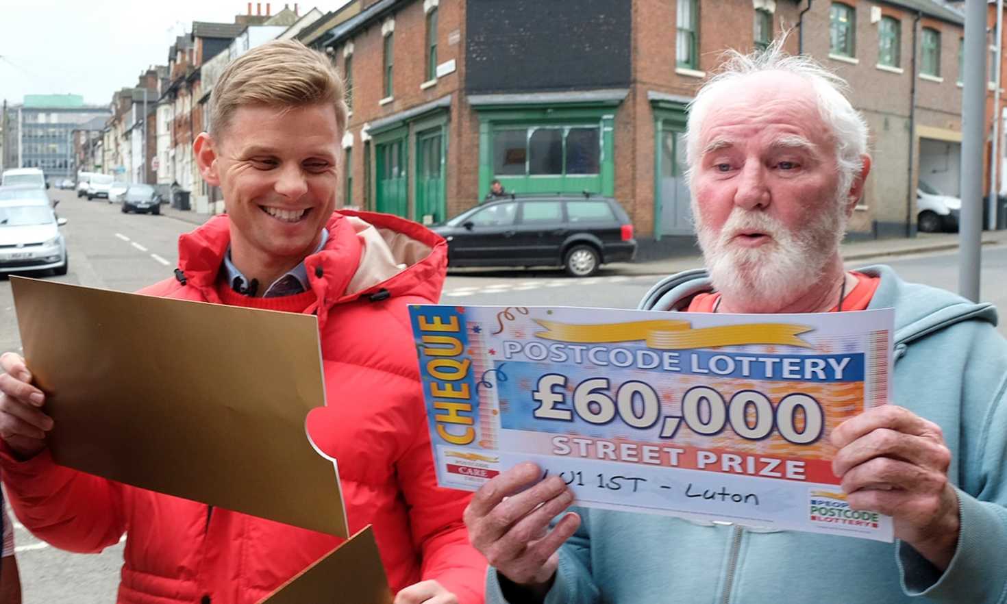 Winner Richard receiving his cheque from Street Prize Presenter Jeff Brazier