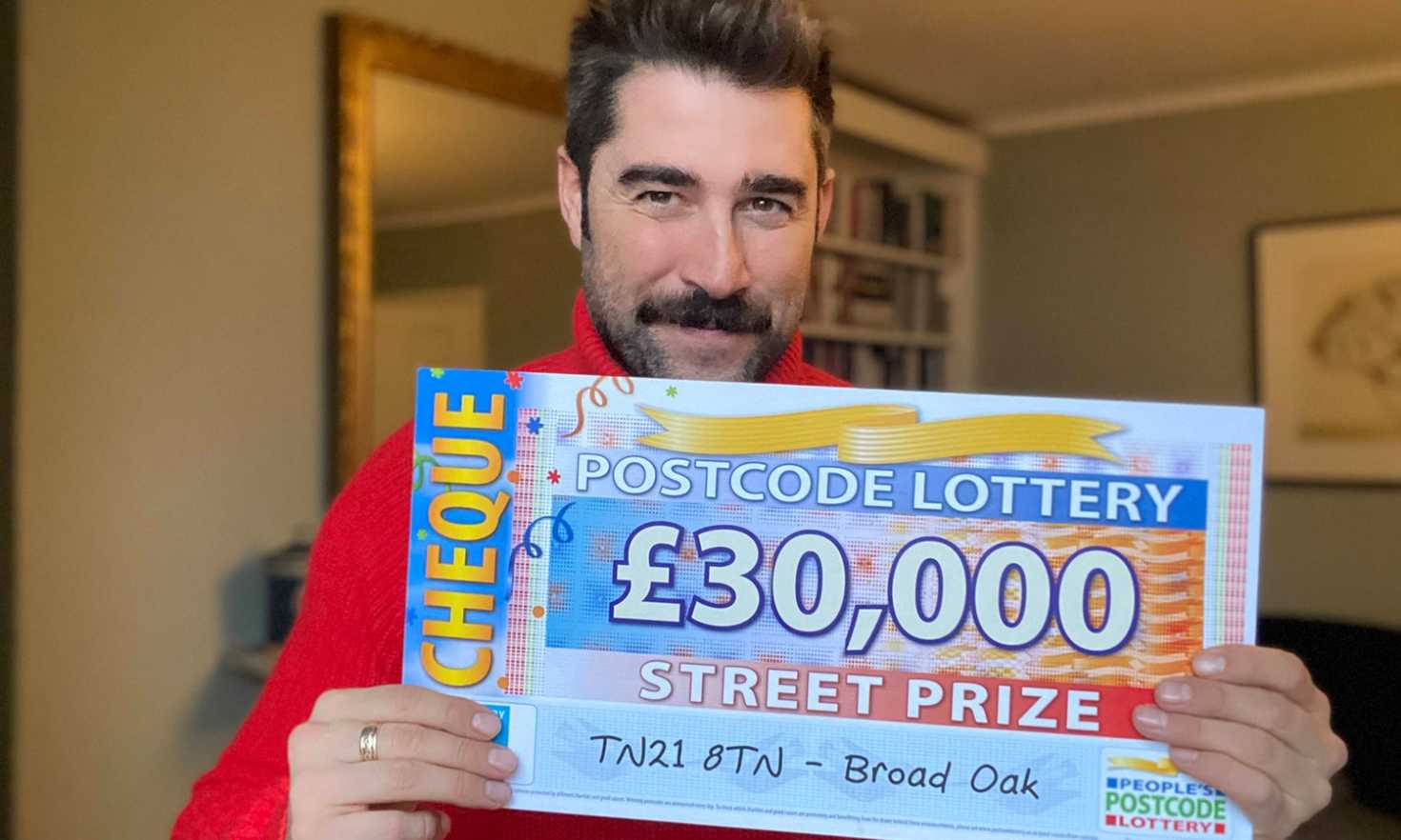 Matt reveals a fantastic £30,000 cheque for today's only Street Prize winner in Broad Oak