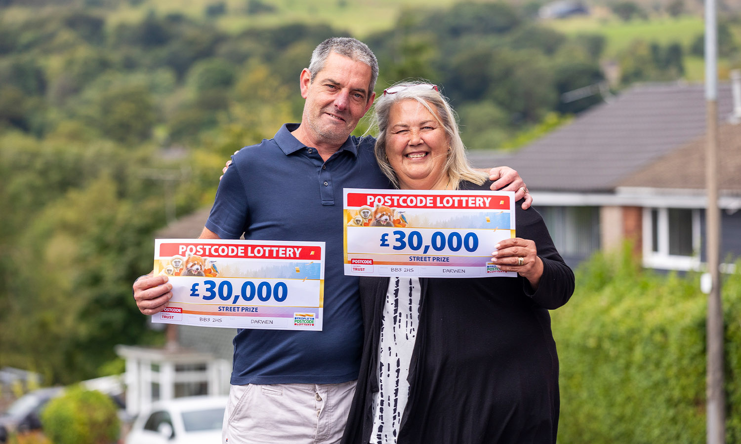 HUGGY PAIR: Julie and Carl landed a cheque each