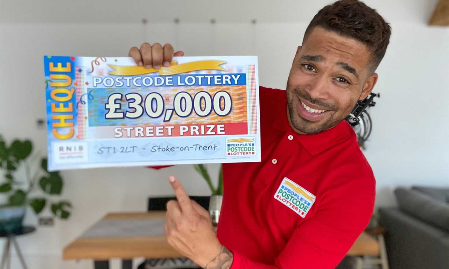 Danyl reveals a fantastic £30,000 Street Prize cheque for each of our winners in Stoke-on-Trent