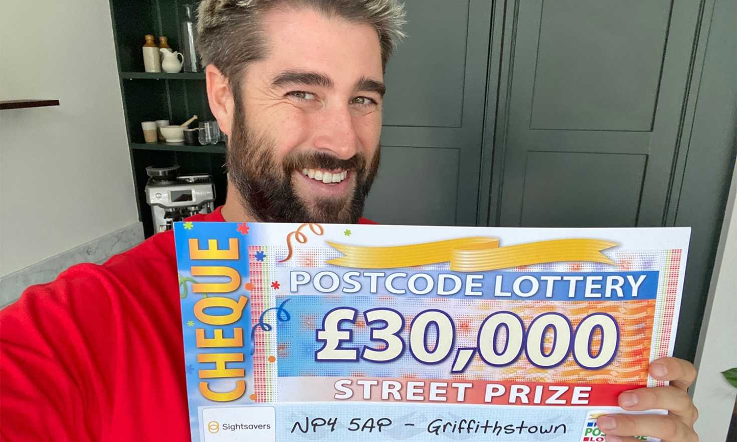 Matt reveals super £30,000 Street Prize wins for six neighbours in Griffithstown