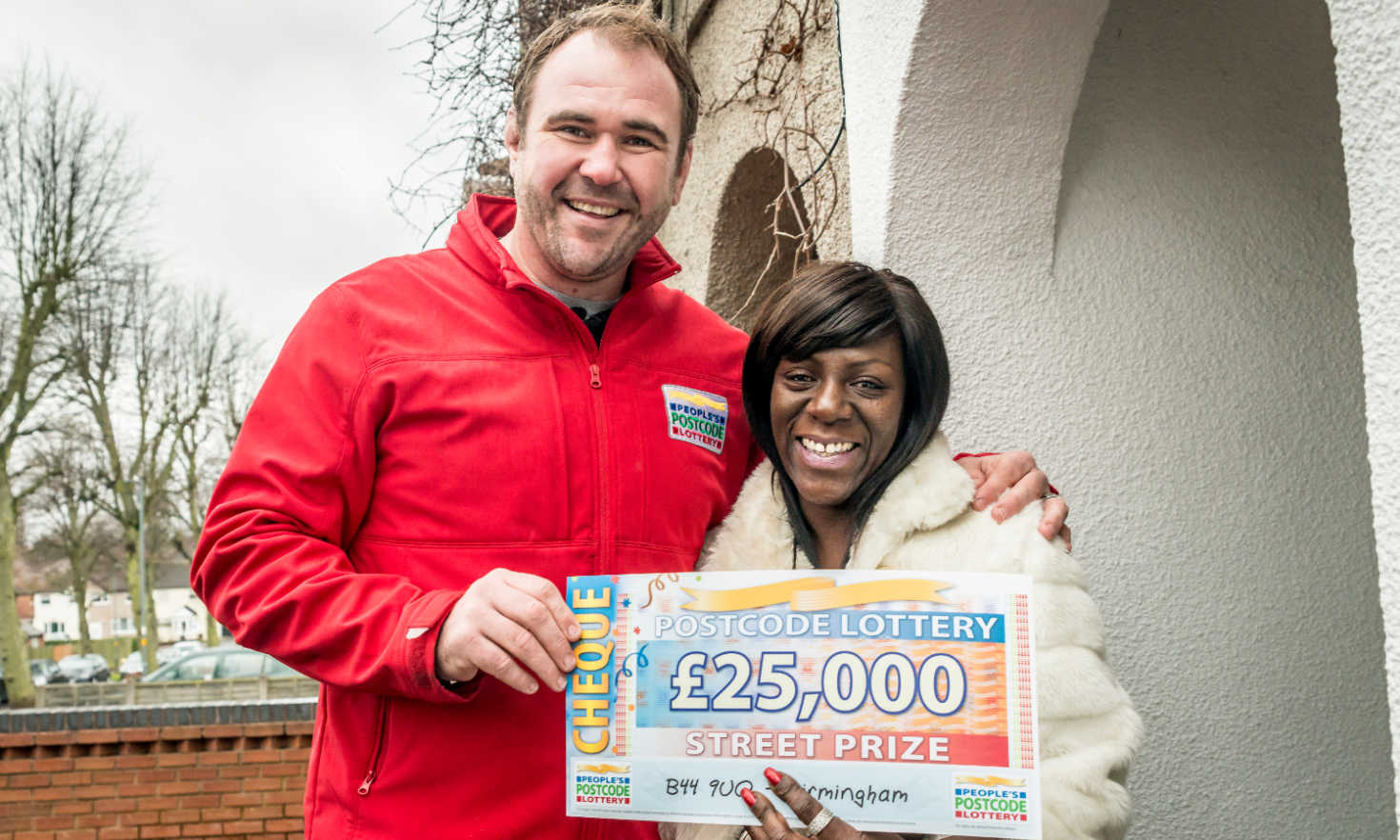 People's Postcode Lottery presenter Scott Quinnell, alongisde £25,000 winner Patricia Williams