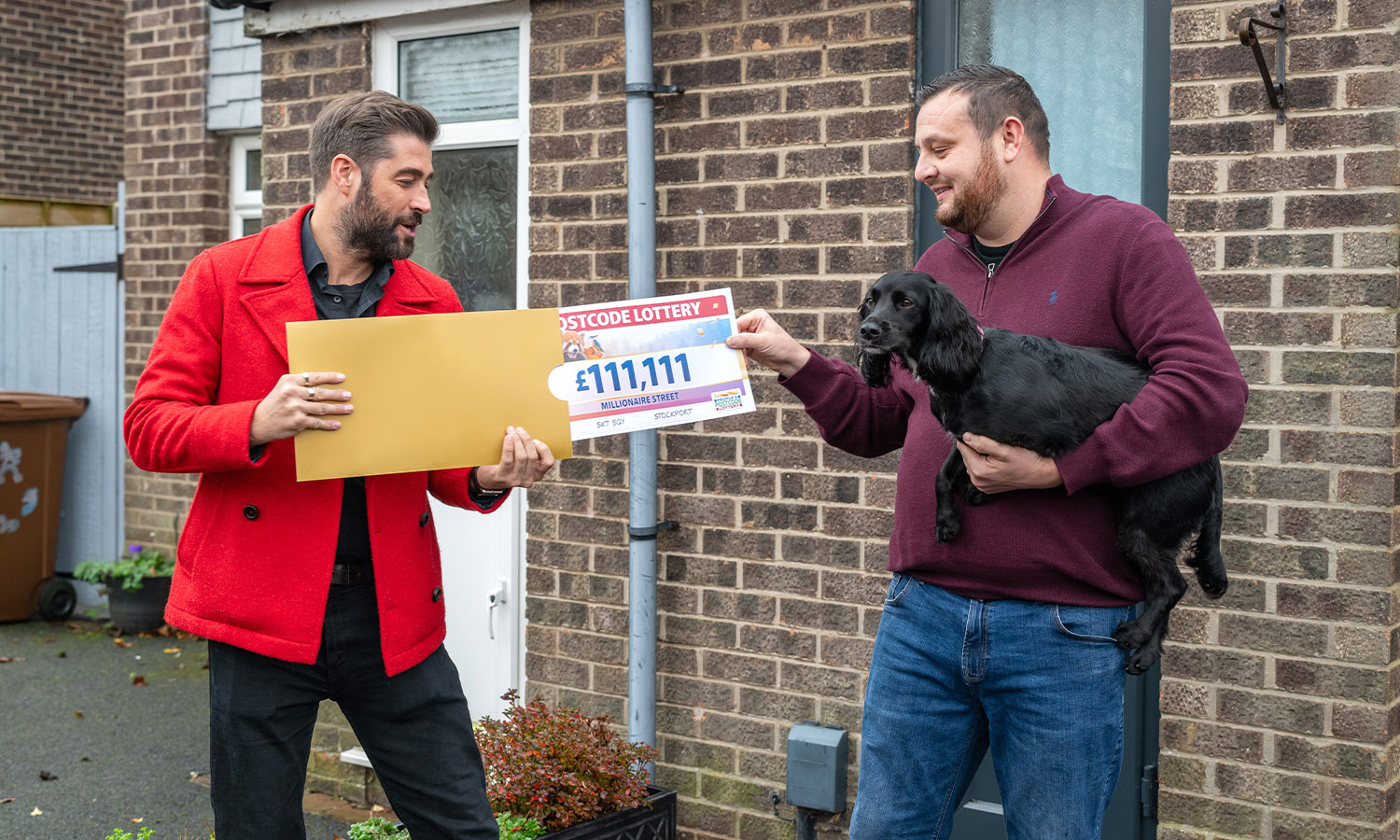 DOG'S WINNER: Matt Johnson reveals prize to Fraser and spaniel, Pepsi