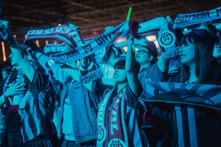 Cheering fans crowd at DreamHack Hannover 2022.