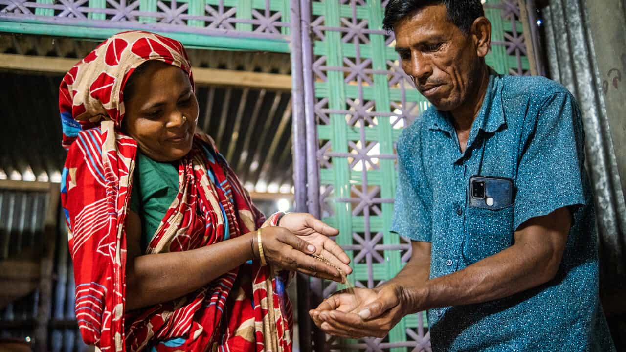 Asia - Bangladesh - Food - Salina and Mogibor holding seeds