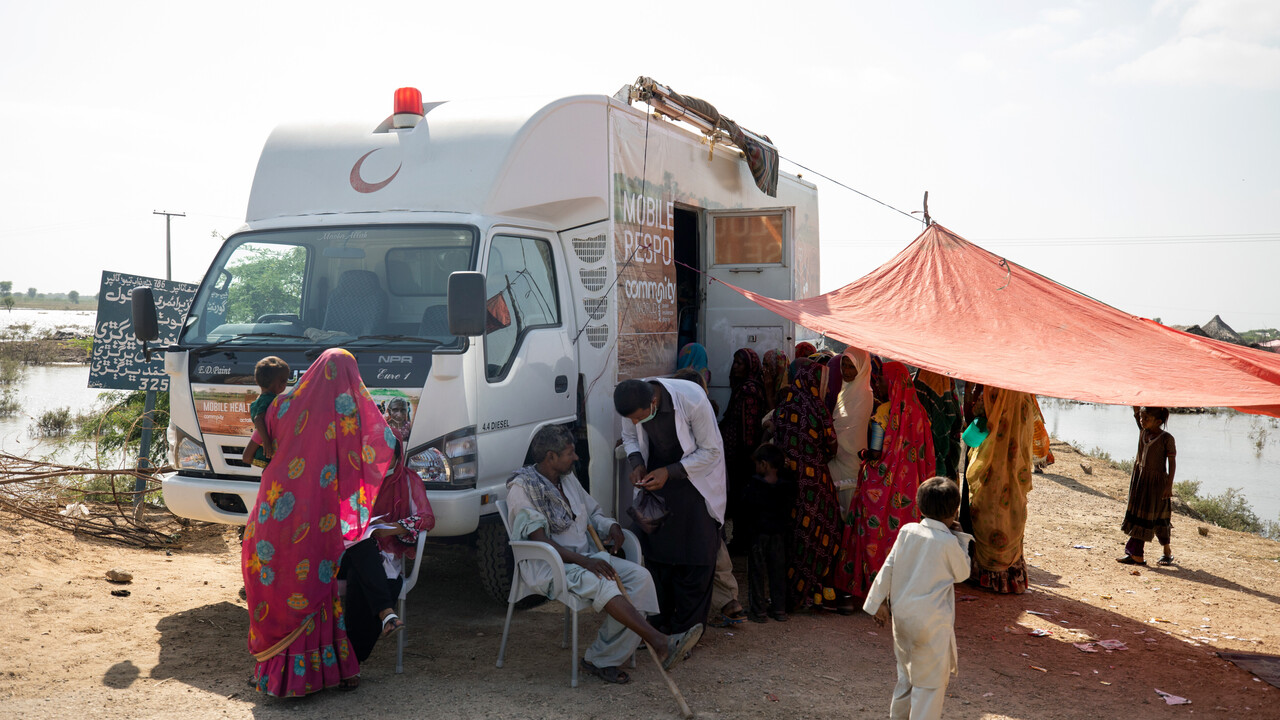 Pakistan floods: Mobile health units