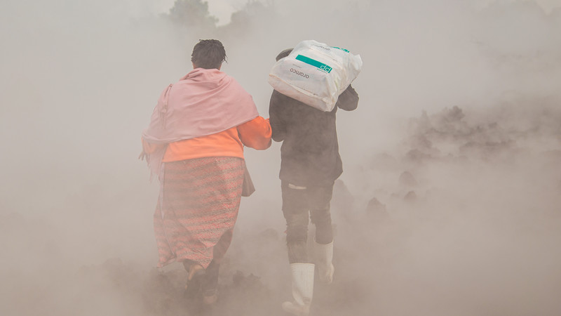 Mount Nyiragongo: Thousands flee erupting volcano in DR Congo