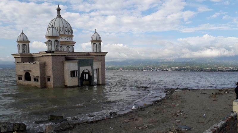 Asia - Indonesia - Mosque partially submerged in sea