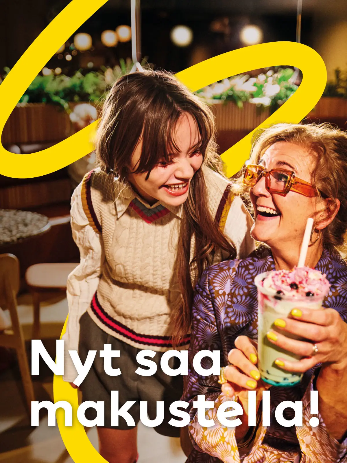 Iloinen nuori ja vanhempi nainen nauttivat pirtelöä