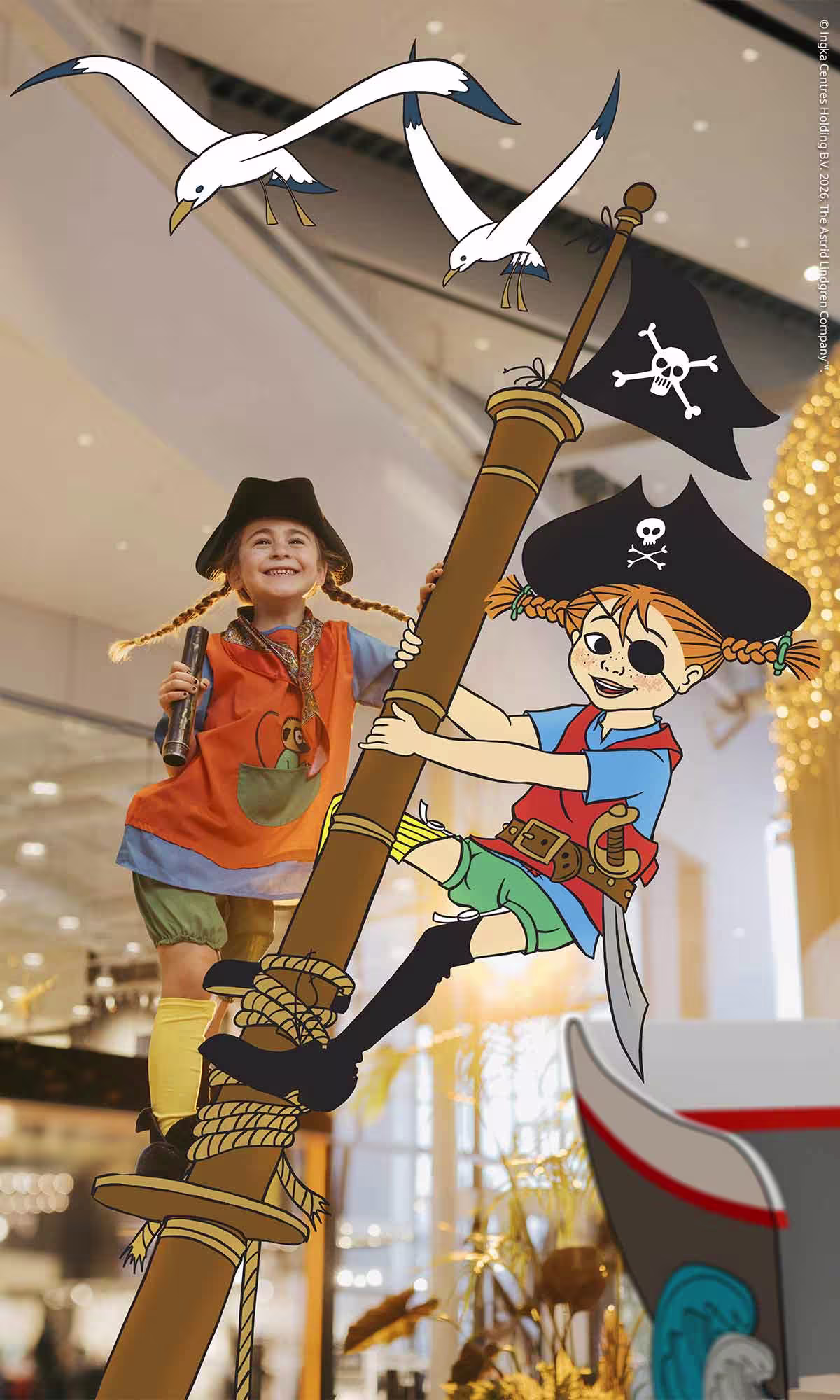 Dziewczynka i Pippi Pończoszanka w stroju pirackim na maszcie statku