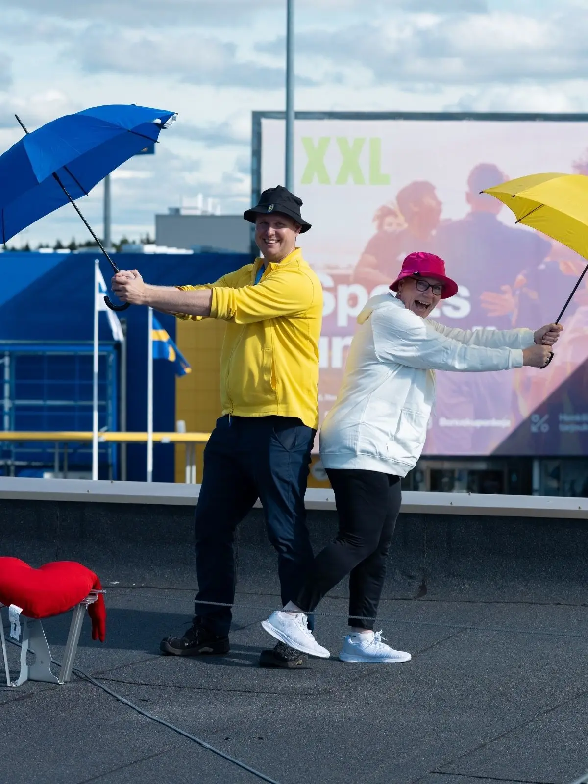 Iloinen mies ja nainen katolla kutsuvat juhlimaan IKEA 30 vuotta synttäreitä