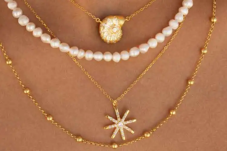 Colares Stone by Stone com detalhes delicados e acabamento brilhante, apresentados de forma elegante.