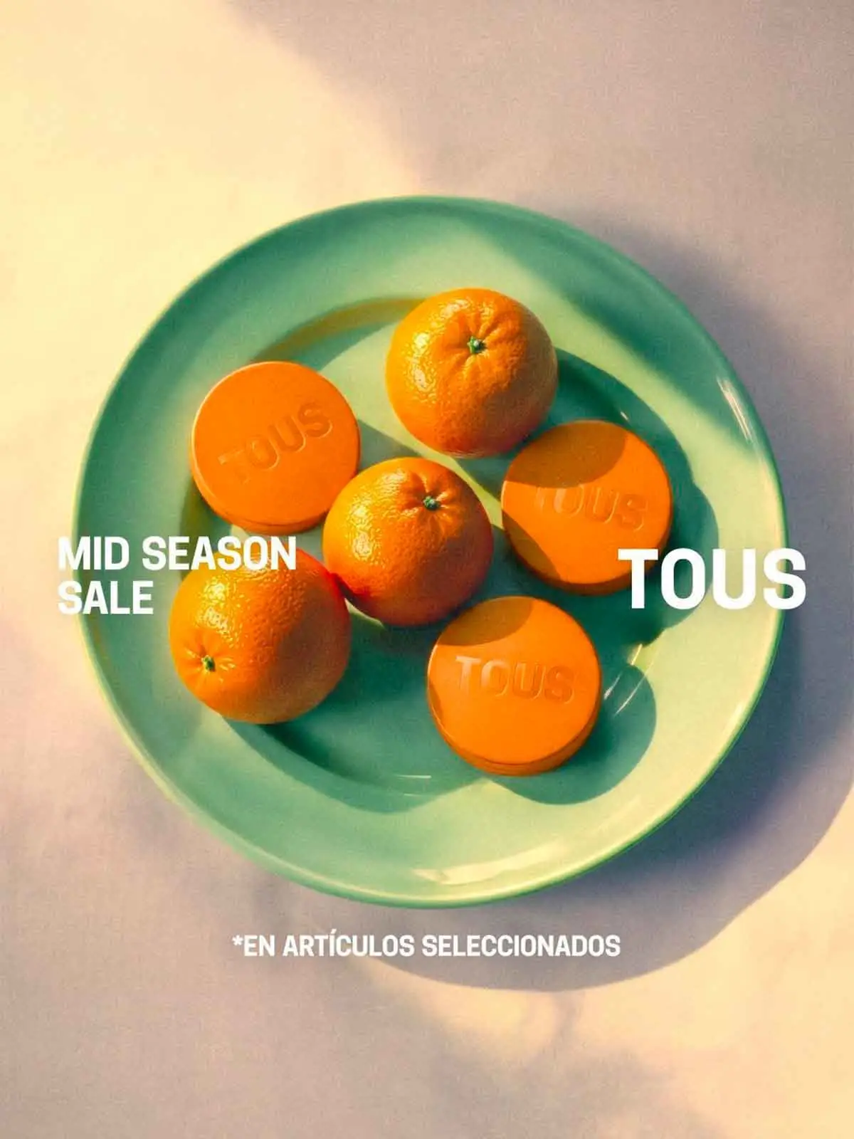 Imagen promocional de la Mid Season Sale de TOUS con descuentos en artículos seleccionados.