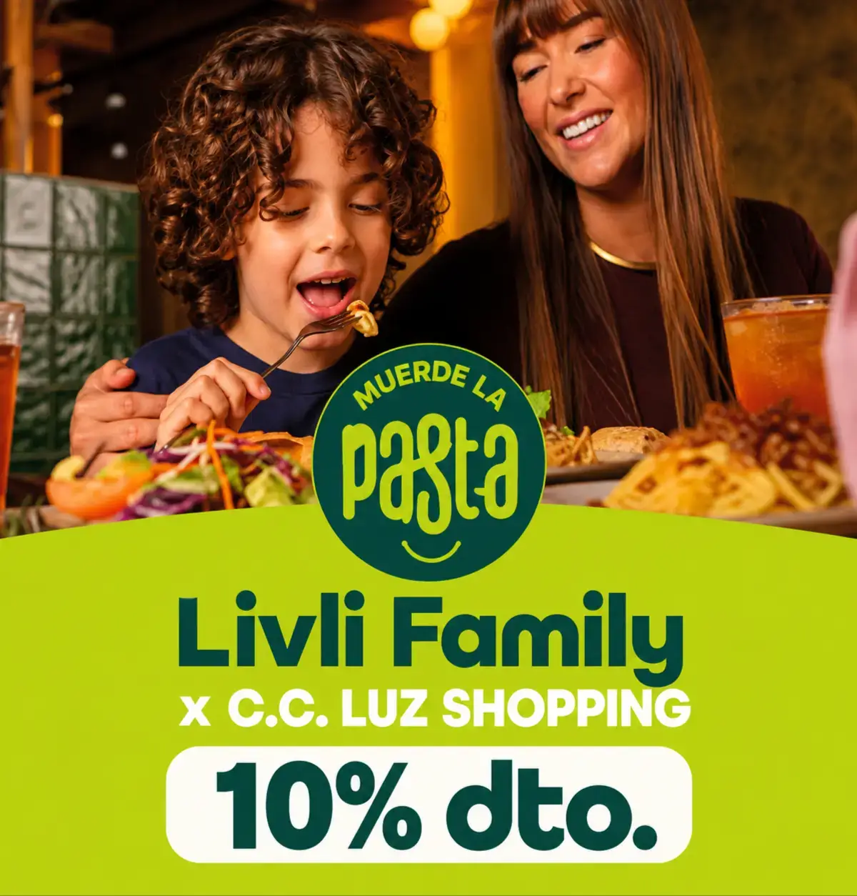 Familia disfrutando pasta juntos