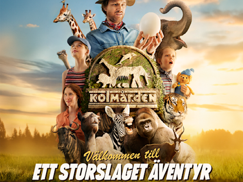 En grupp människor och barn är omgivna av olika djur, bland annat en giraff, tiger, gorilla, zebra och varg, med en Kolmården-skylt och svensk text som välkomnar besökare.