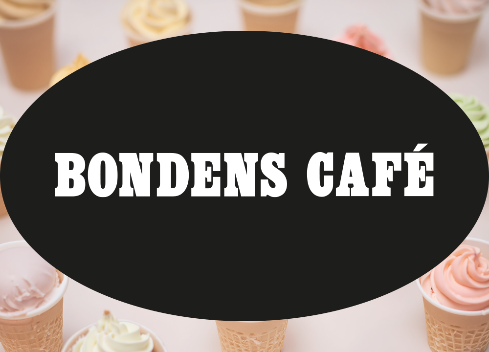 En svart oval skylt med texten ”BONDENS CAFÉ” i vita, fetstilade bokstäver är placerad mitt på en suddig bakgrund med glassstrutar.