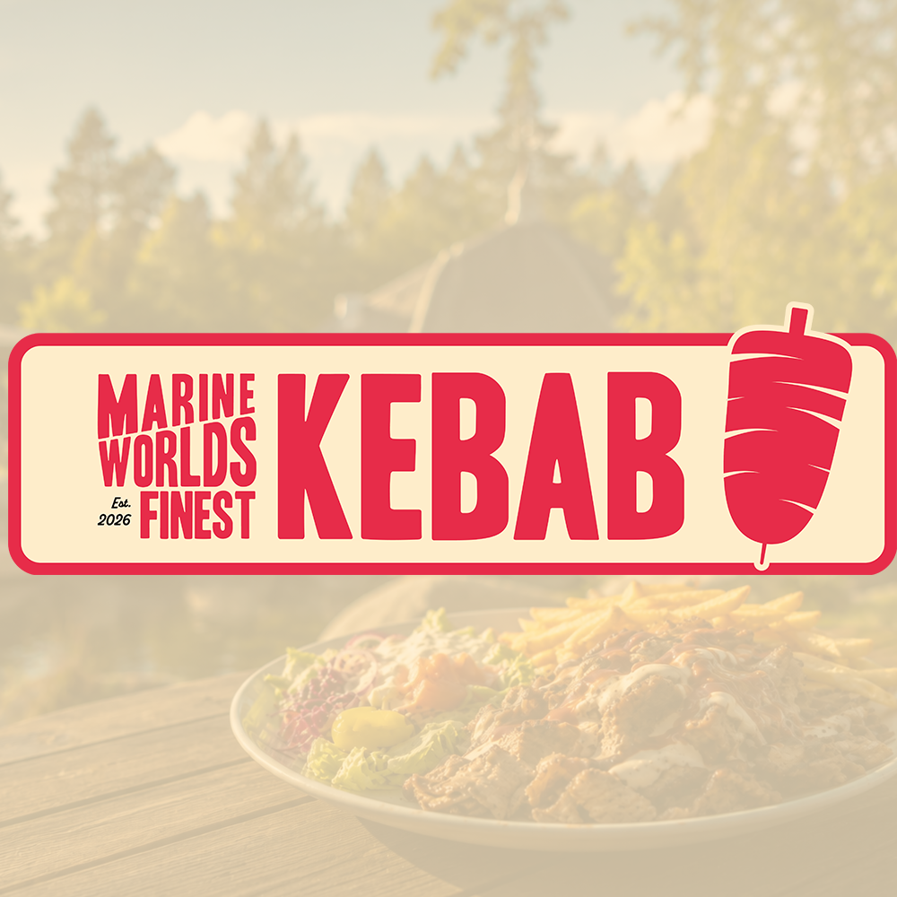 En skylt med texten "Marine World's Finest Kebab" och ett kebabspett, över en suddig utomhusscen med en tallrik kebab och pommes frites.