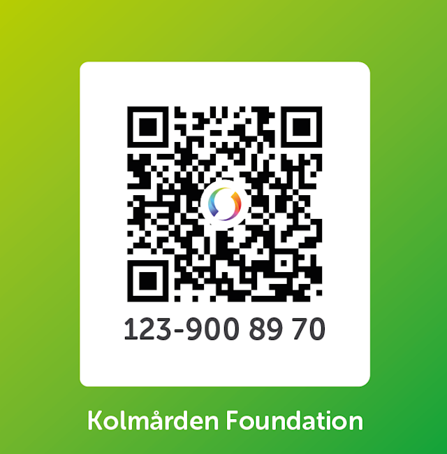 En QR-kod med en mångfärgad cirkulär logotyp i mitten, numret 123-900 89 70 nedanför och "Kolmården Foundation" längst ner på en grön gradientbakgrund.