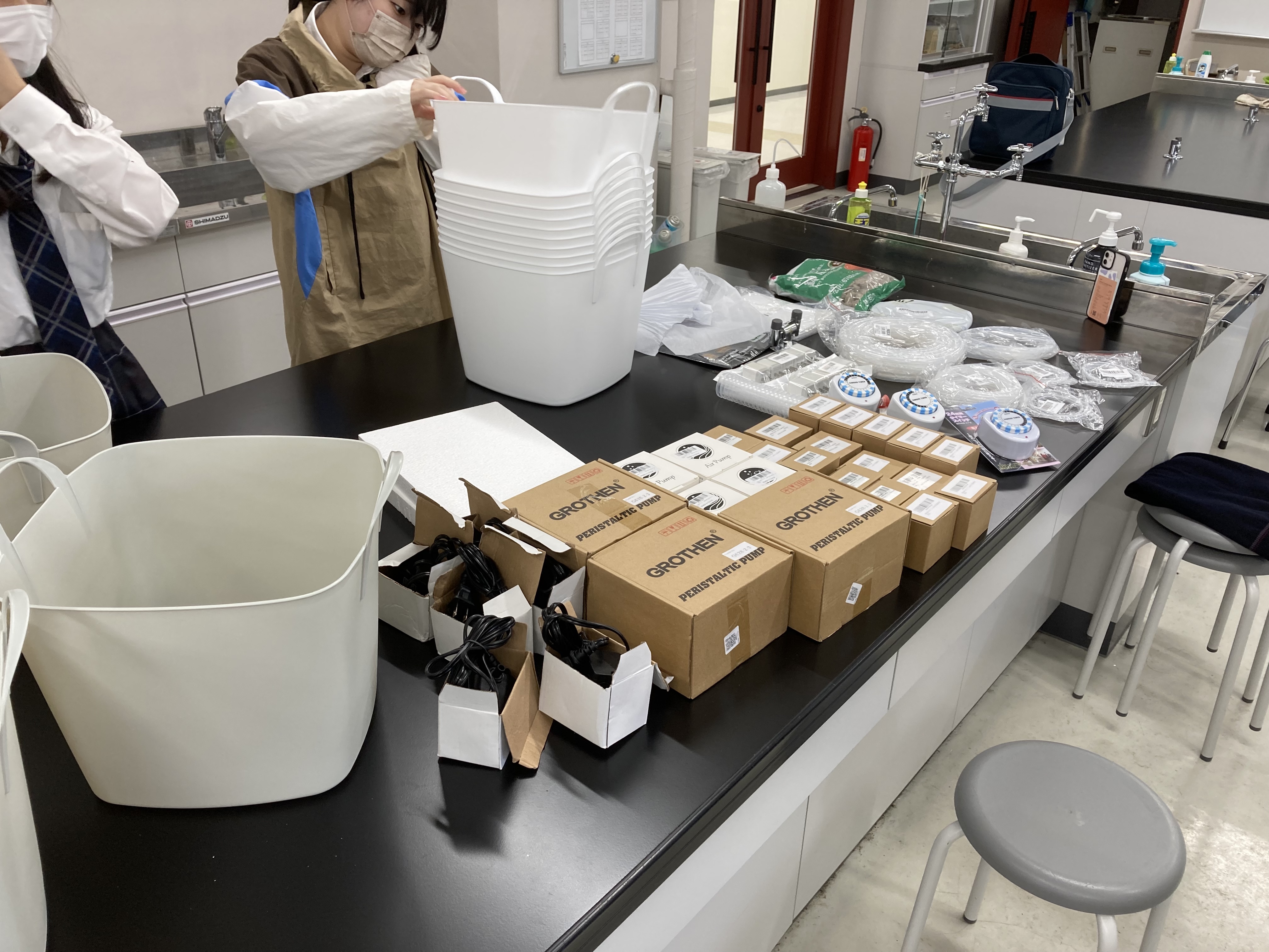 土壌点滴栽培と水耕栽培の実験を担当する新渡戸文化高等学校へ全ての器具やチューブが届き、実験を開始します。